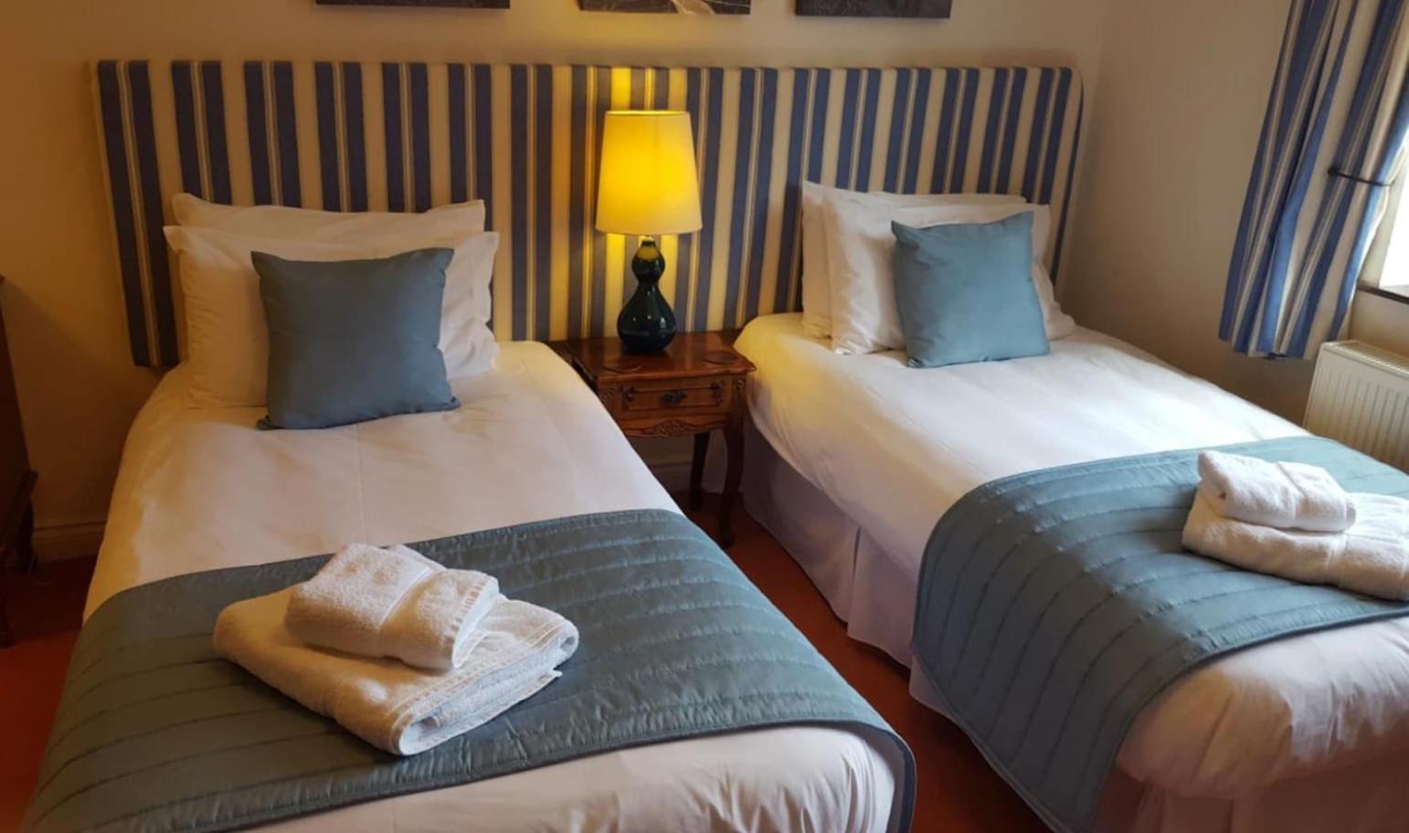 Hotel Oyo The Walnut Tree à West Camel Extérieur photo